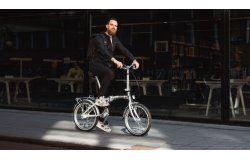 Le vélo pliant Compact High argent prêt au départ