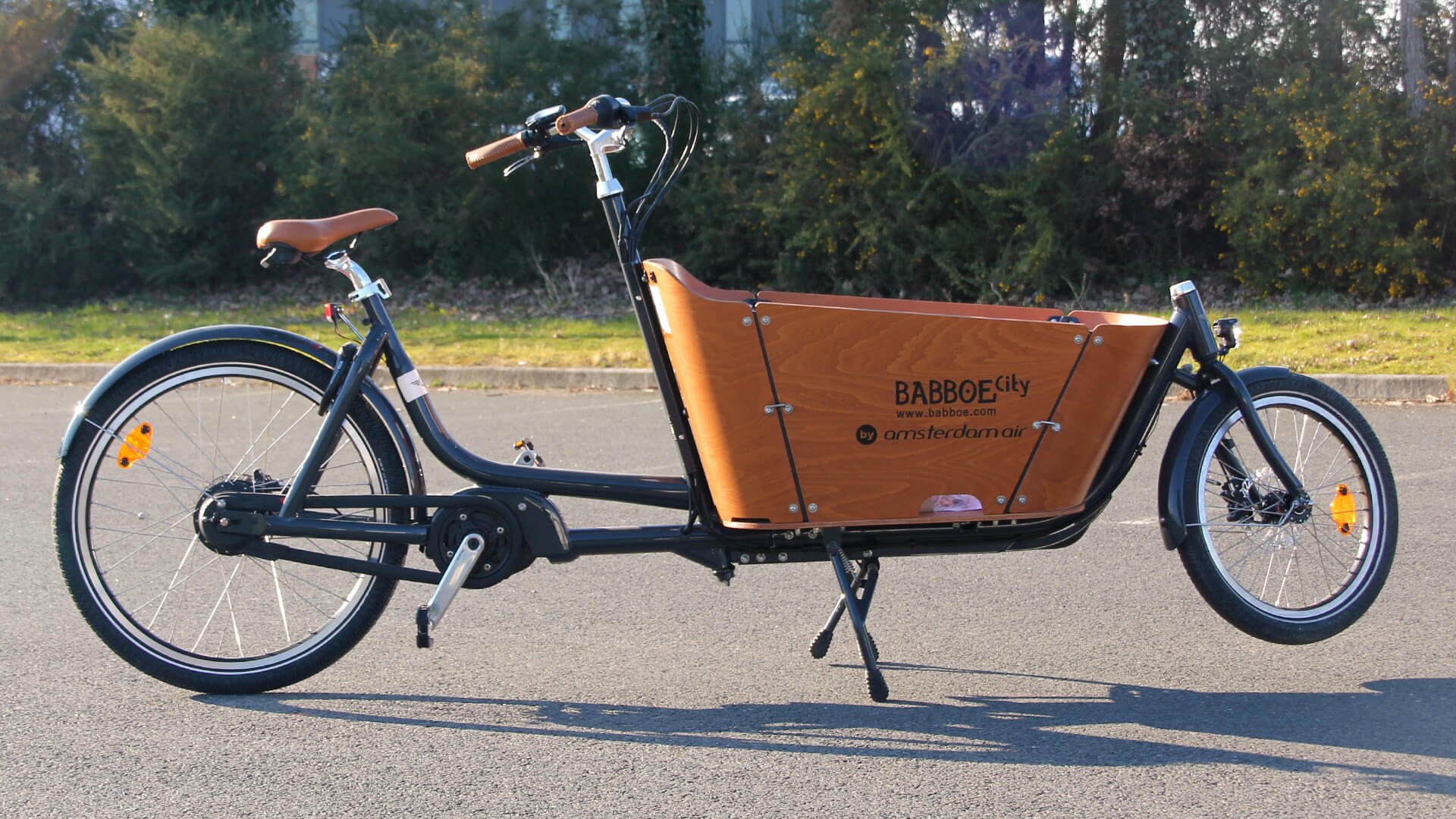 La large béquille stabilise parfaitement le vélo pendant que les enfants grimpent à bord de la caisse 