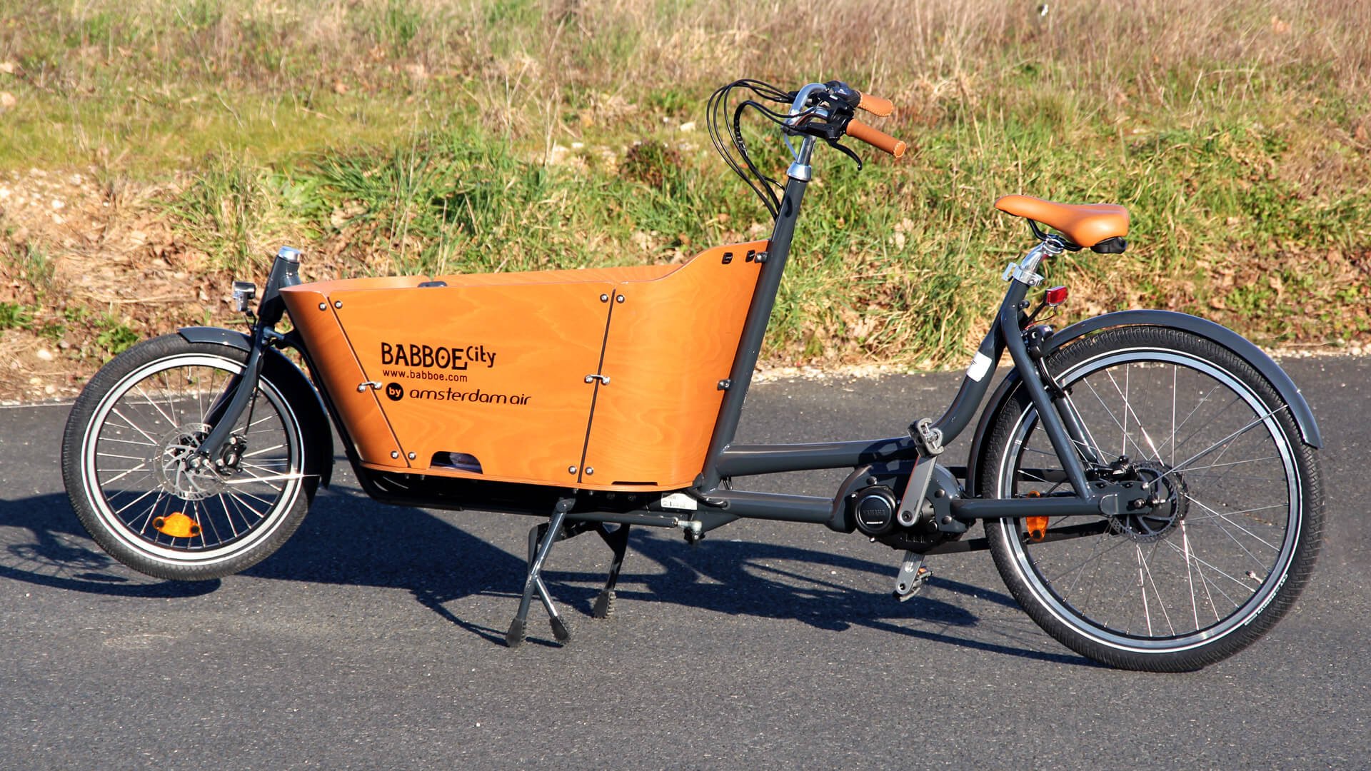 La caisse en hêtre offre un confortable volume de 315 litres