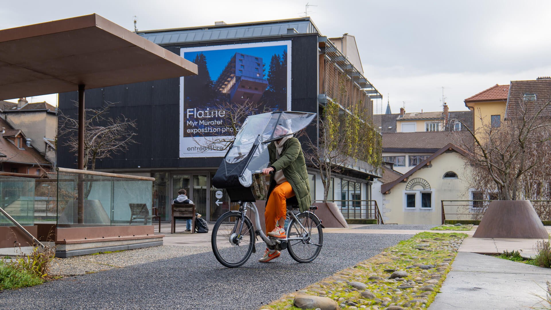 Protection pluie pour le cycliste avec pare-brise, toit et un grand panier  étanche