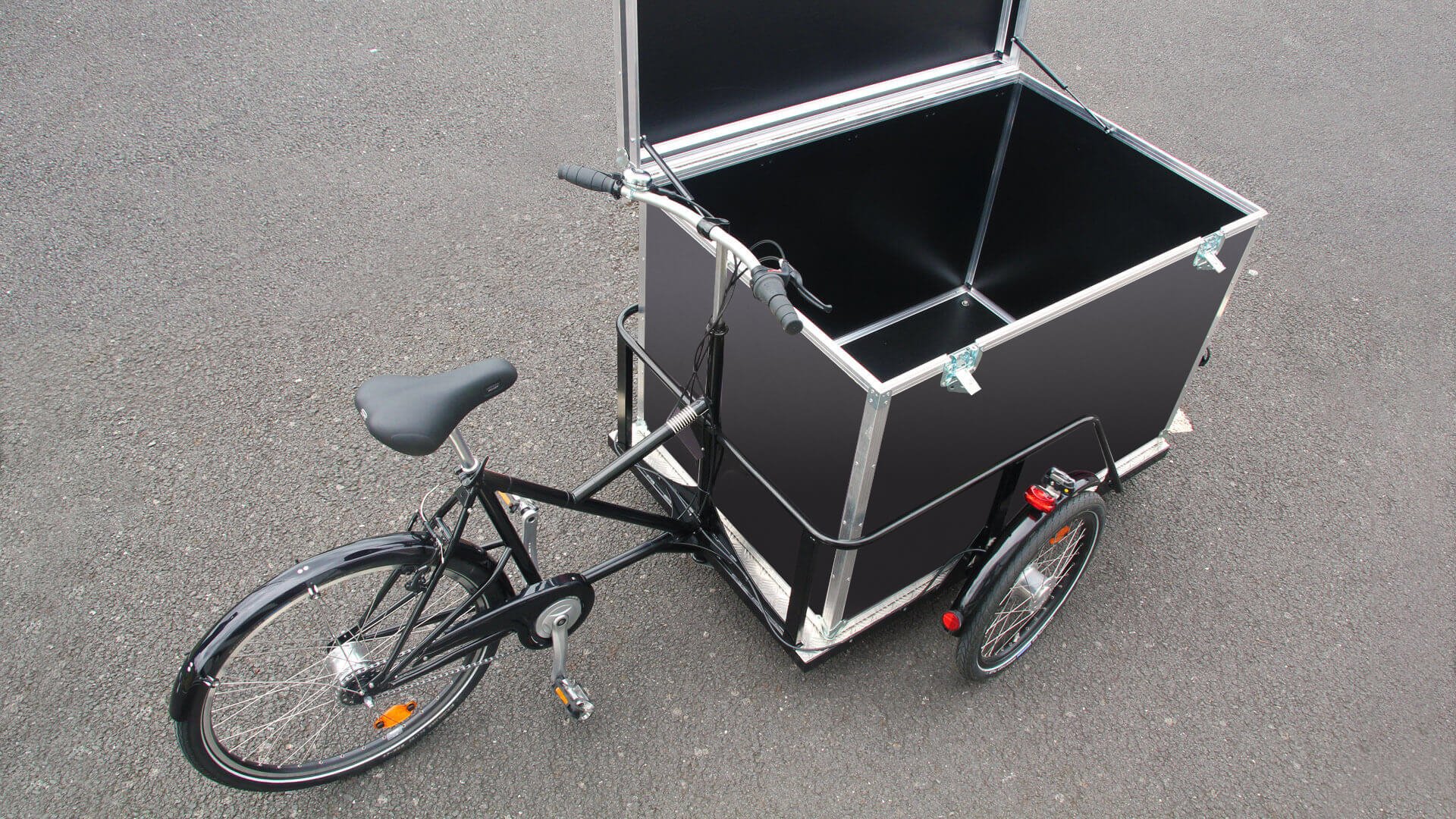 Vous pouvez poser sur la plate-forme une caisse Flightcase d'un volume de 550 litres 