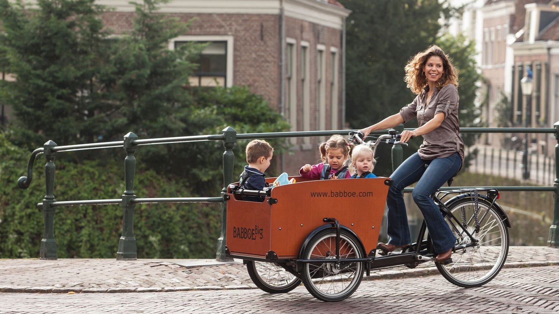 Le vélo cargo familial par excellence puisque 4 enfants peuvent monter dans la caisse ! 