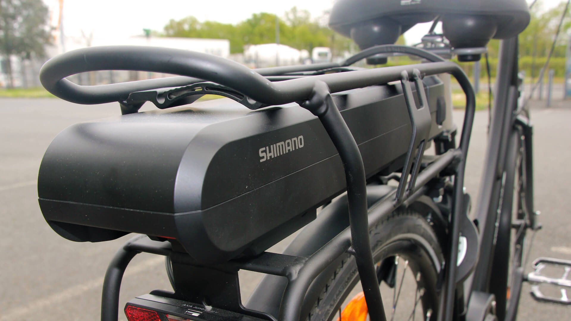 La batterie Shimano 418 Wh logée dans le porte-bagage arrière