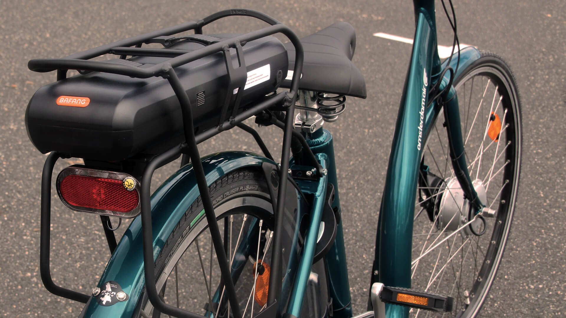 L'assistance électrique BAFANG est alimentée par une batterie logée dans le porte-bagage arrière