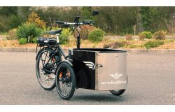 Le NIHOLA Cargo Open électrique se reconnaît à sa porte avant en aluminium