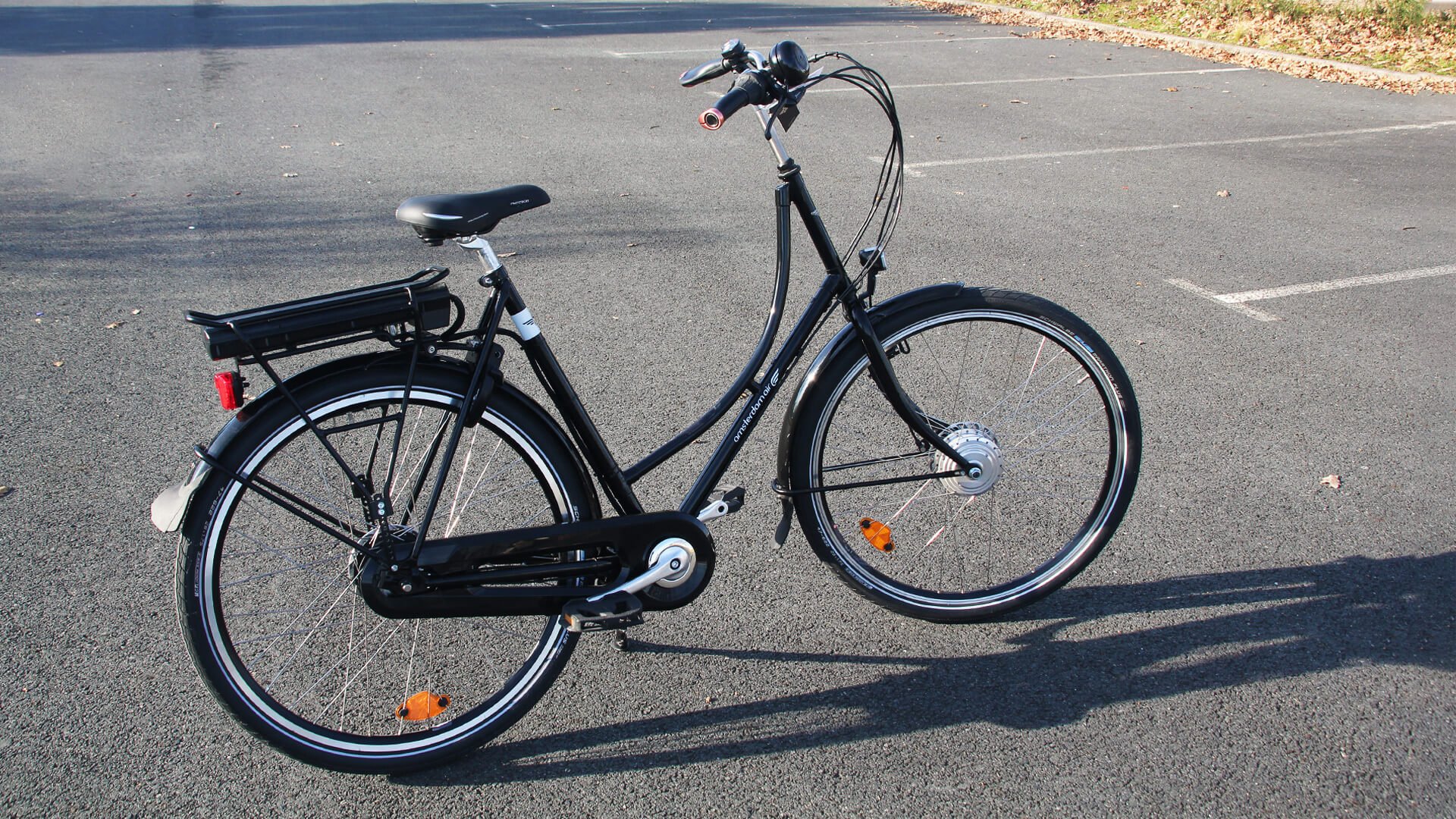 Un vélo hollandais à assistance électrique prêt à rouler
