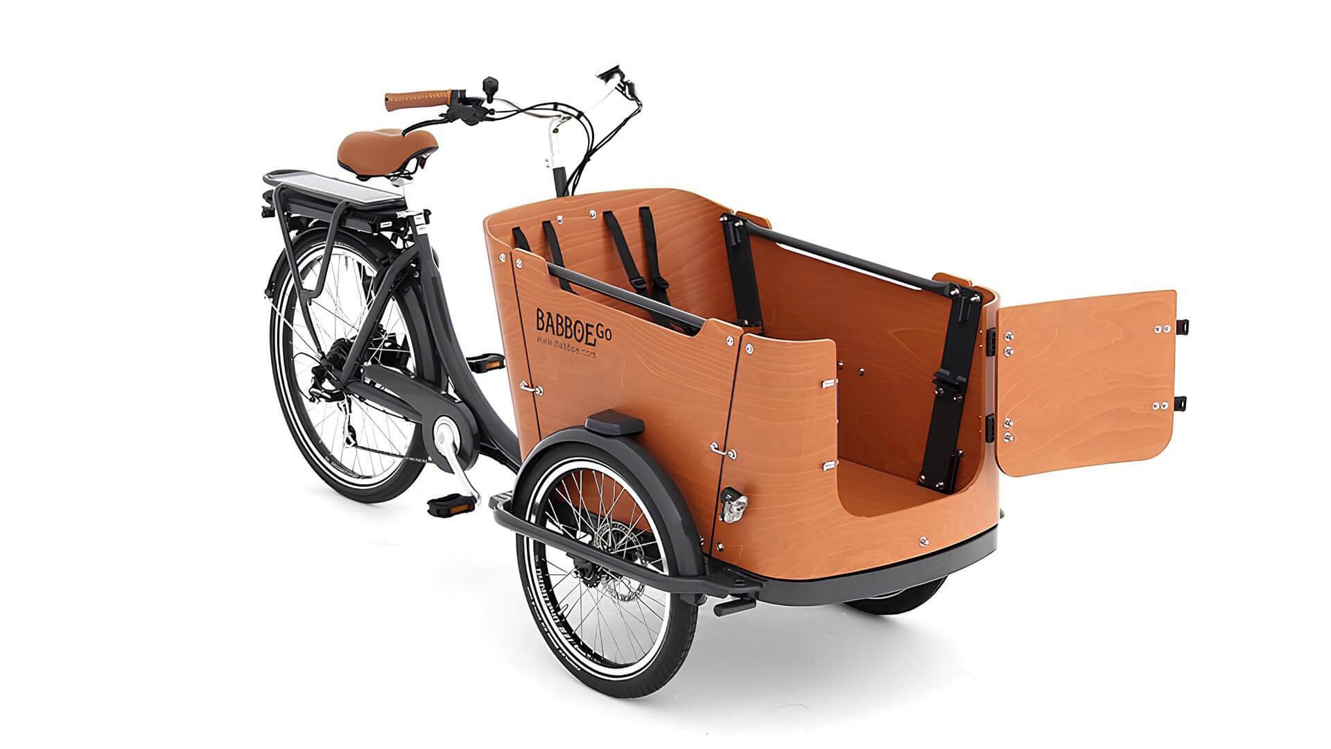 Le triporteur électrique Babboe Go-E s'ouvre à l'avant pour que les enfants grimpent plus facilement