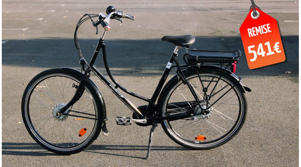 Un vélo hollandais à assistance électrique prêt à rouler