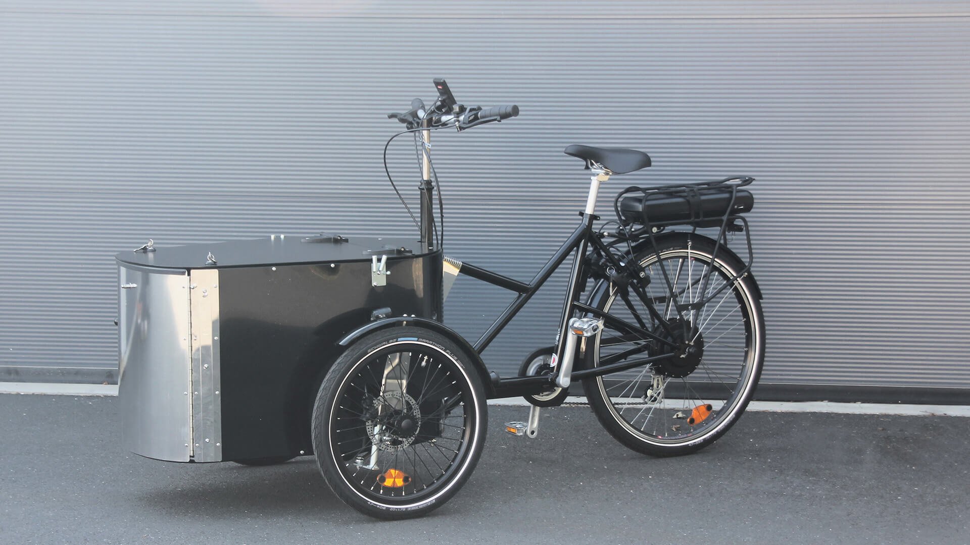 Le triporteur électrique NIHOLA CARGO XL événementiel, avec sa malle personnalisable