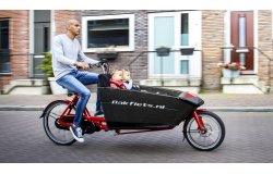Un vélo cargo made in Holland. Rappelons qu'en France, le porte du casque est obligatoire pour les moins de 12 ans.