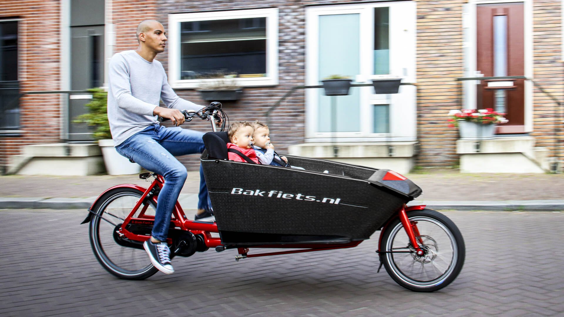 Un vélo cargo made in Holland. Rappelons qu'en France, le porte du casque est obligatoire pour les moins de 12 ans.