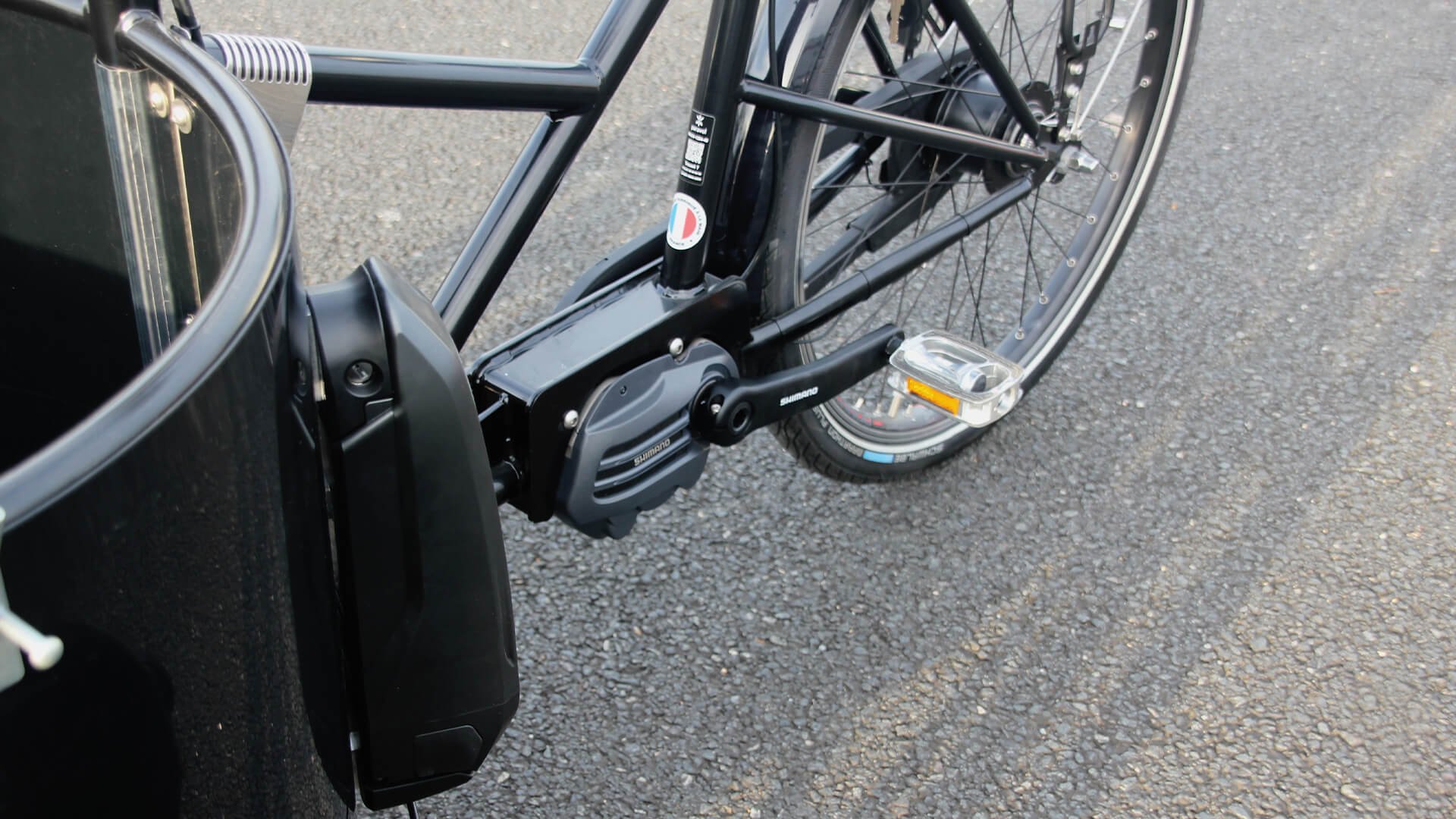 Moteur pédalier et batterie sur l'arrière de la caisse de votre triporteur