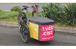 Un triporteur NIHOLA CARGO Family aux couleurs de la Vélocisterie