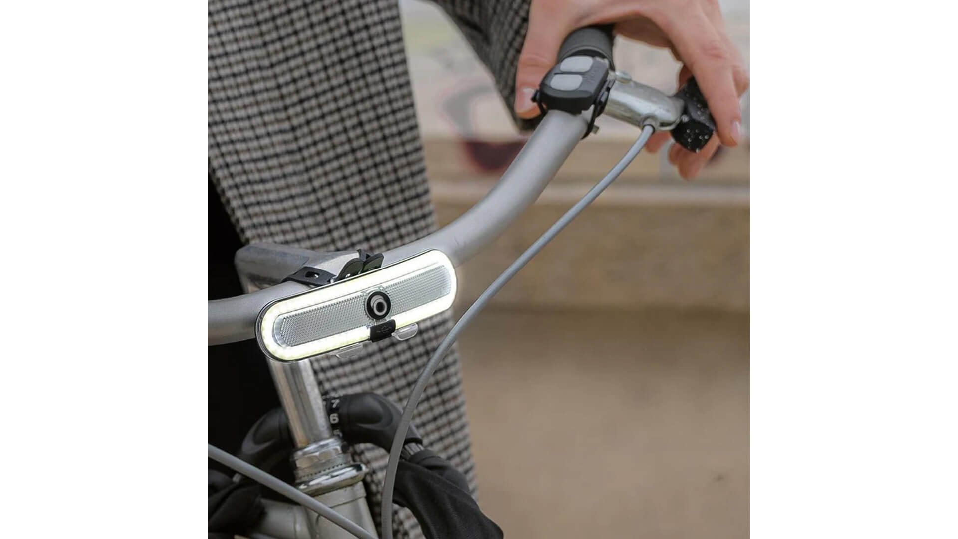 Ajoutez un éclairage supplémentaire à l'avant de votre vélo, sur votre guidon 