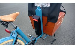 La batterie est fixée contre la colonne de direction