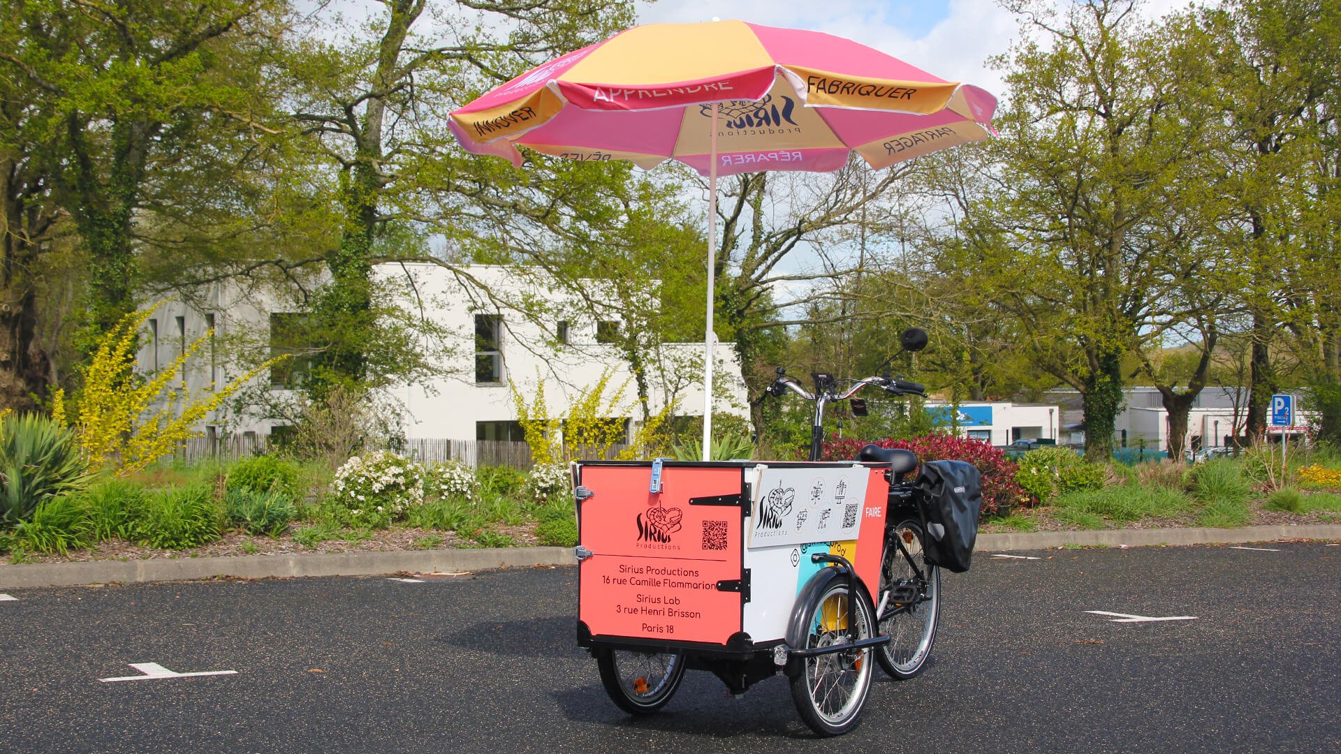 Un triporteur publicitaire Amsterdam Air réalisé pour l'association culturelle Sirius Productions
