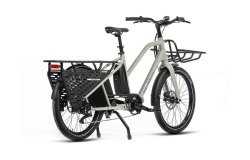 Peugeot E-longtail vert accessoirisé pour accueillir un ou deux enfants à l'arrière et vos affaires à l'avant