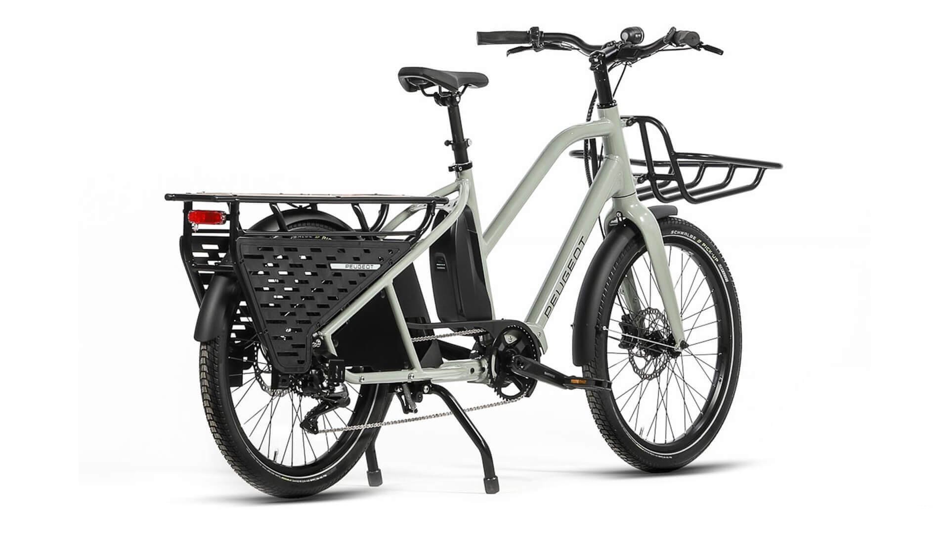 Peugeot E-longtail vert accessoirisé pour accueillir un ou deux enfants à l'arrière et vos affaires à l'avant