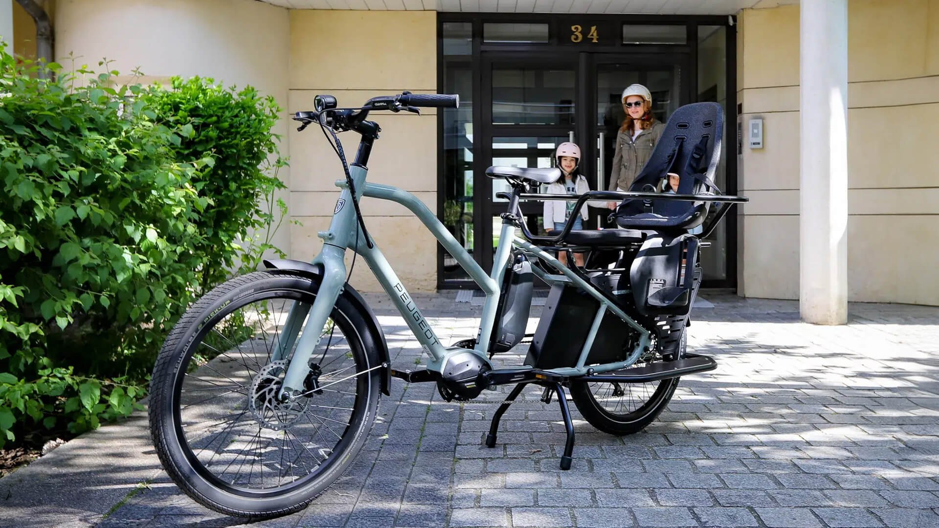 Un Peugeot E-longtail prêt au départ