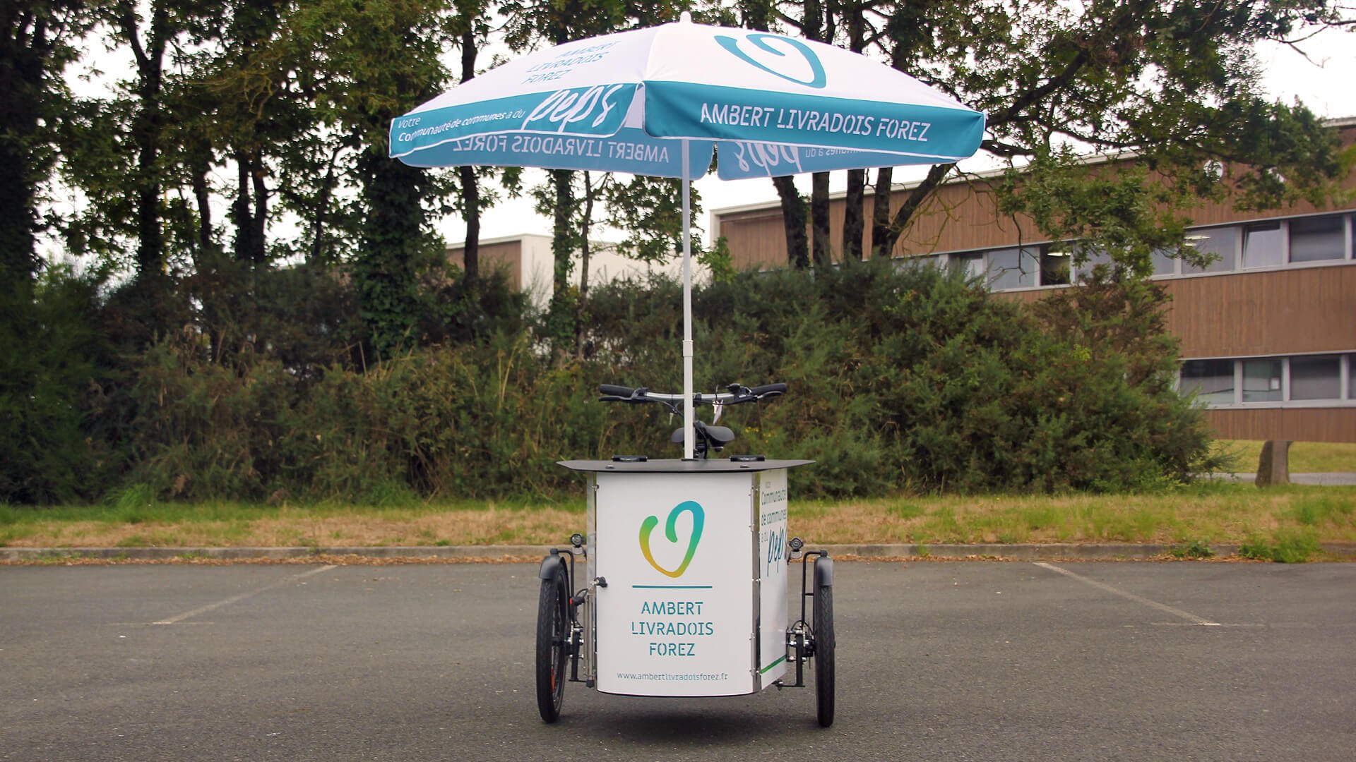 Un NIHOLA CARGO XL Événementiel avec paarsol aux couleurs de la communanuté de communes Ambert-Livradois-Forez (Puy-de-Dôme)
