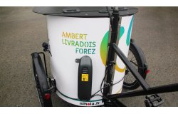 Sur ce modèle, la batterie est fixée à l'arrière de la malle