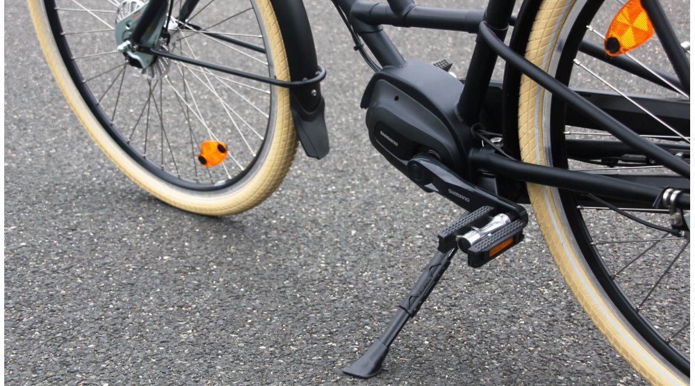 L'assistance électrique repose sur un moteur pédalier SHIMANO E-BIKE SYSTEMS DU5000 (couple max. 40 Nm)