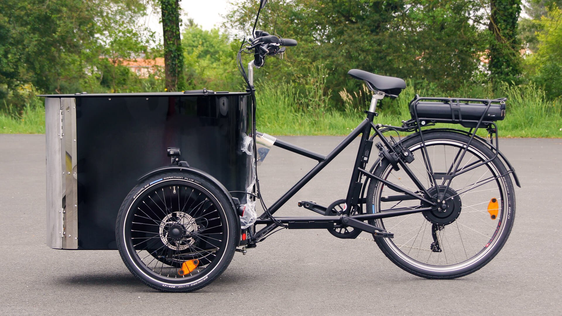 Le triporteur NIHOLA CARGO XL Événementiel électrique dans sa configuration de base