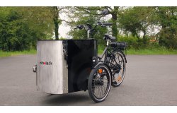Le triporteur NIHOLA CARGO XL Événementiel électrique dans sa configuration de base