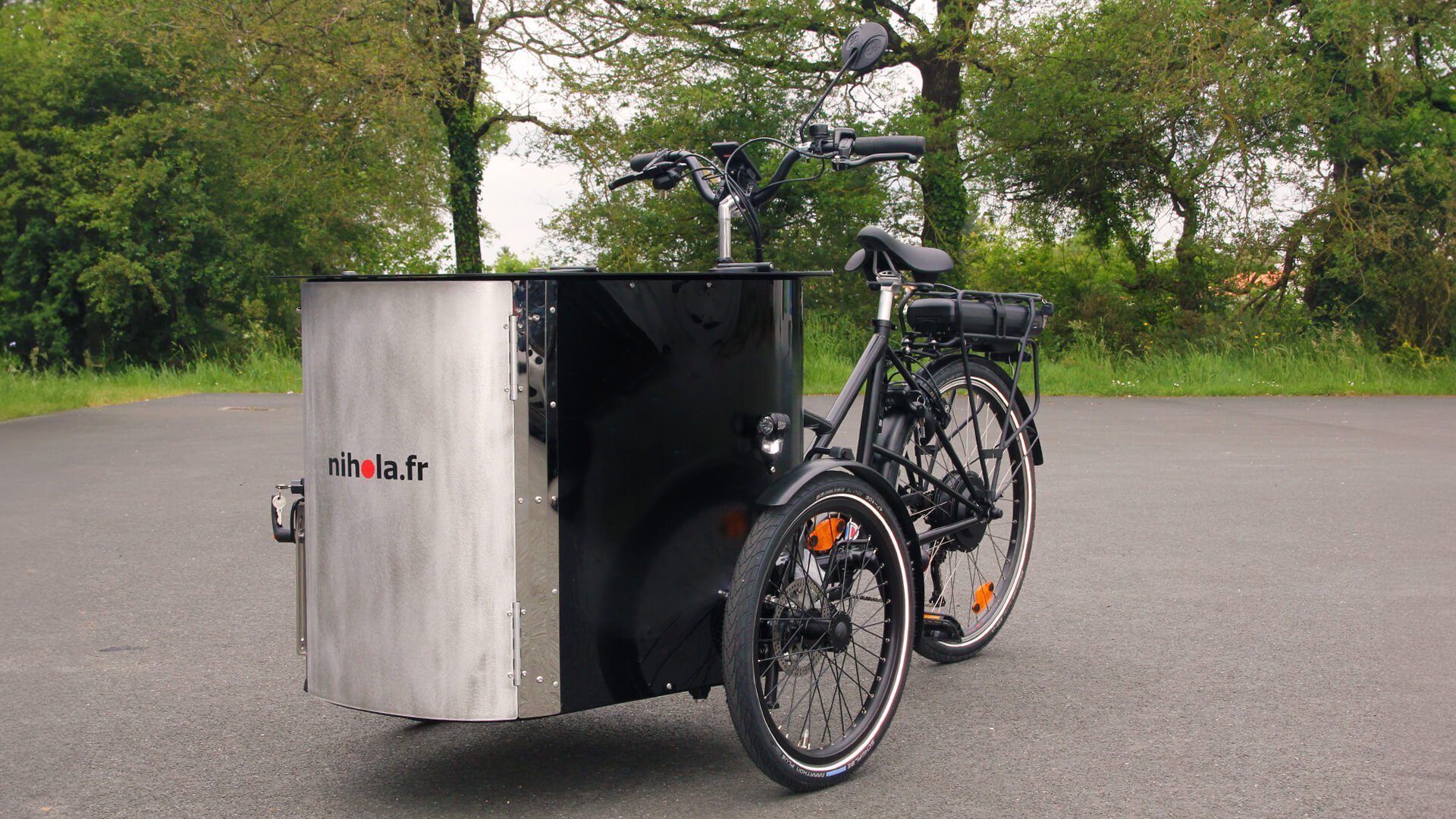 Le triporteur NIHOLA CARGO XL Événementiel électrique dans sa configuration de base