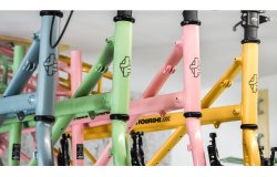 Les quatre couleurs de cadre disponibles sur le modèle Jean II 