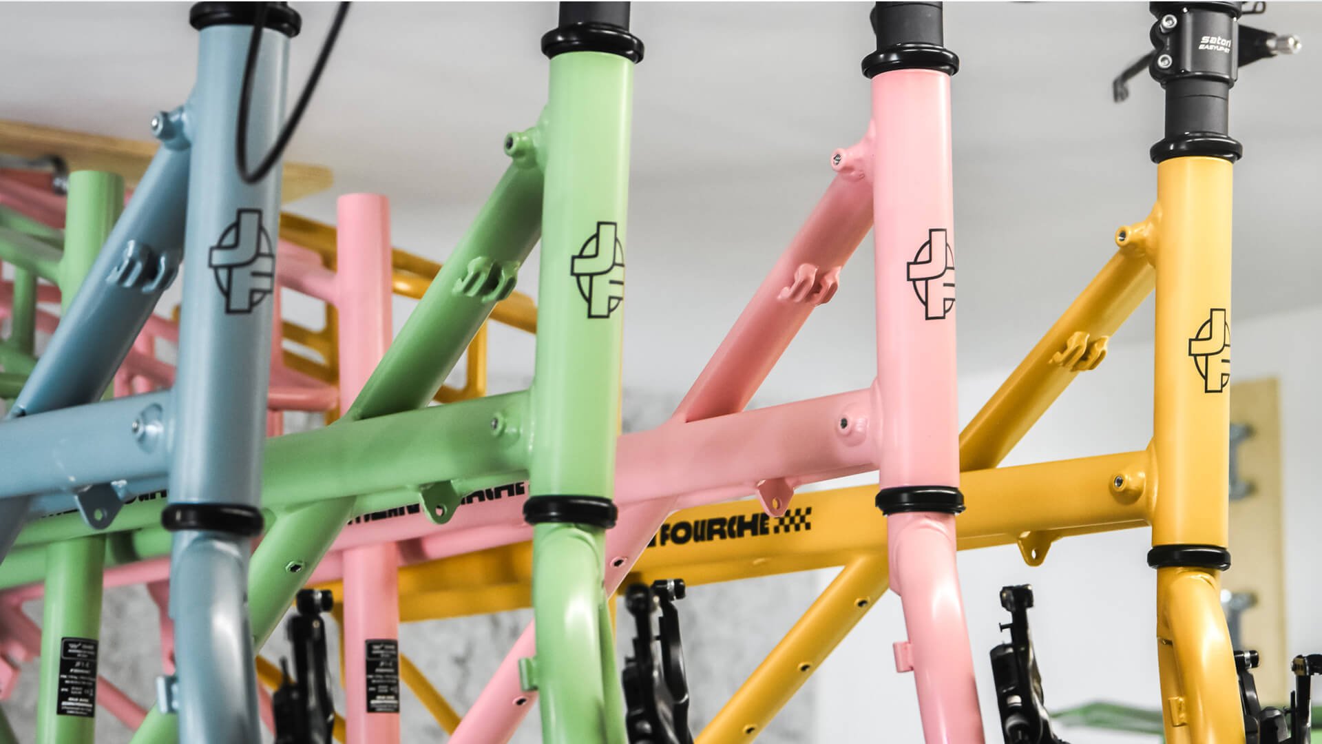 Les quatre couleurs de cadre disponibles sur le modèle Jean II 