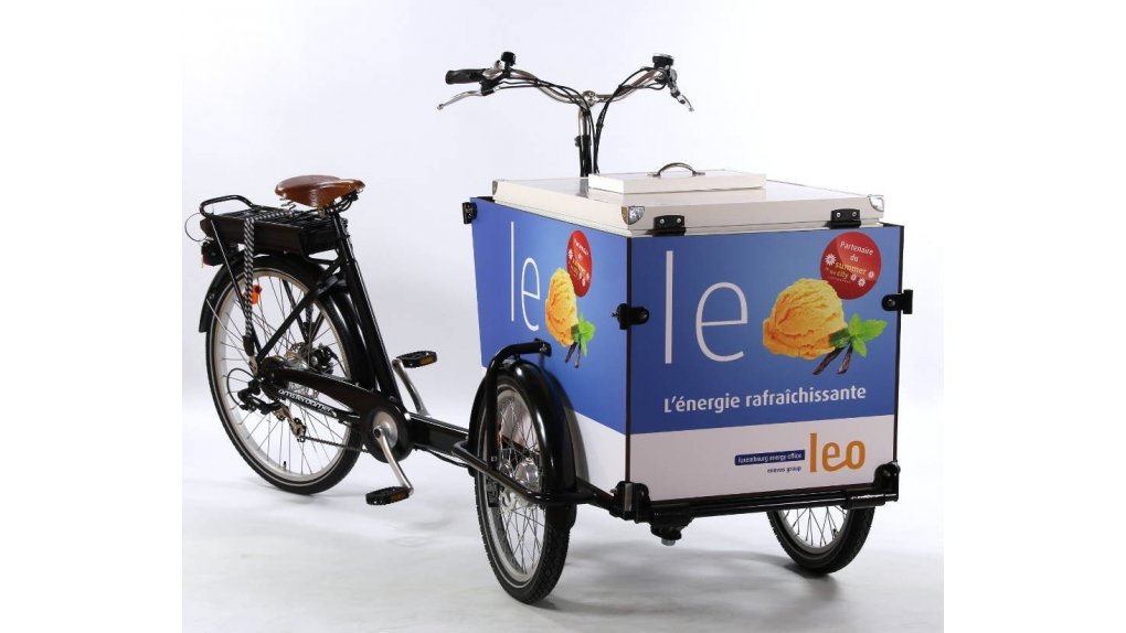 Personnalisation de la caisse d'un triporteur avec couvercle