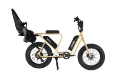 Vélo avec cadre beige, batterie supplémentaire et siège enfant sur l'extension arrière