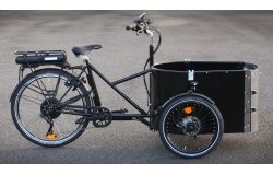 Vue de côté pour bien apprécier la forme du cadre monobloc des triporteurs NIHOLA