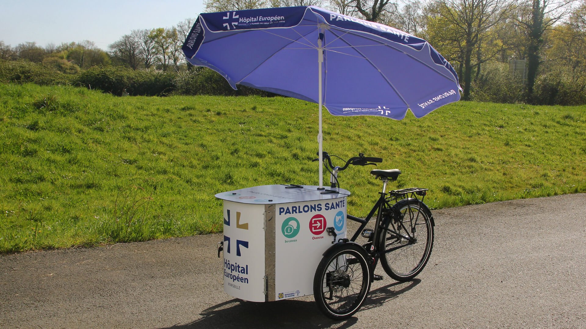 NIHOLA CARGO XL Événementiel avec malle et parasol personnalisés 