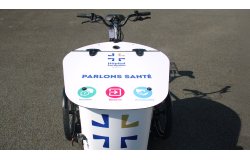 La malle et le comptoir débordant peuvent être décorés aux couleurs de votre enseigne