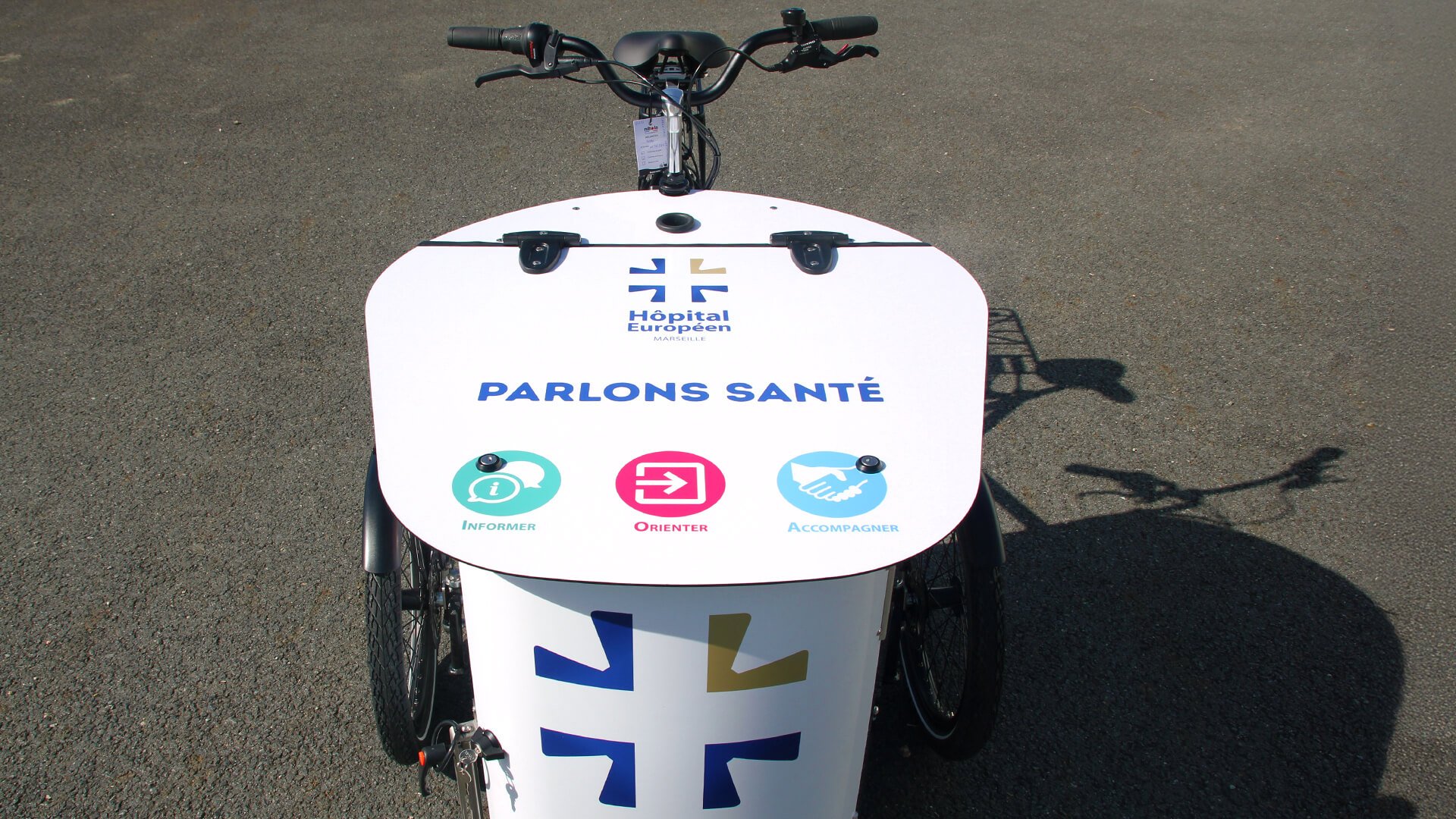 La malle et le comptoir débordant peuvent être décorés aux couleurs de votre enseigne