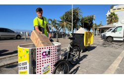 Un triporteur NIHOLA CARGO XL Propreté sur la Promenade des Anglais à Nice