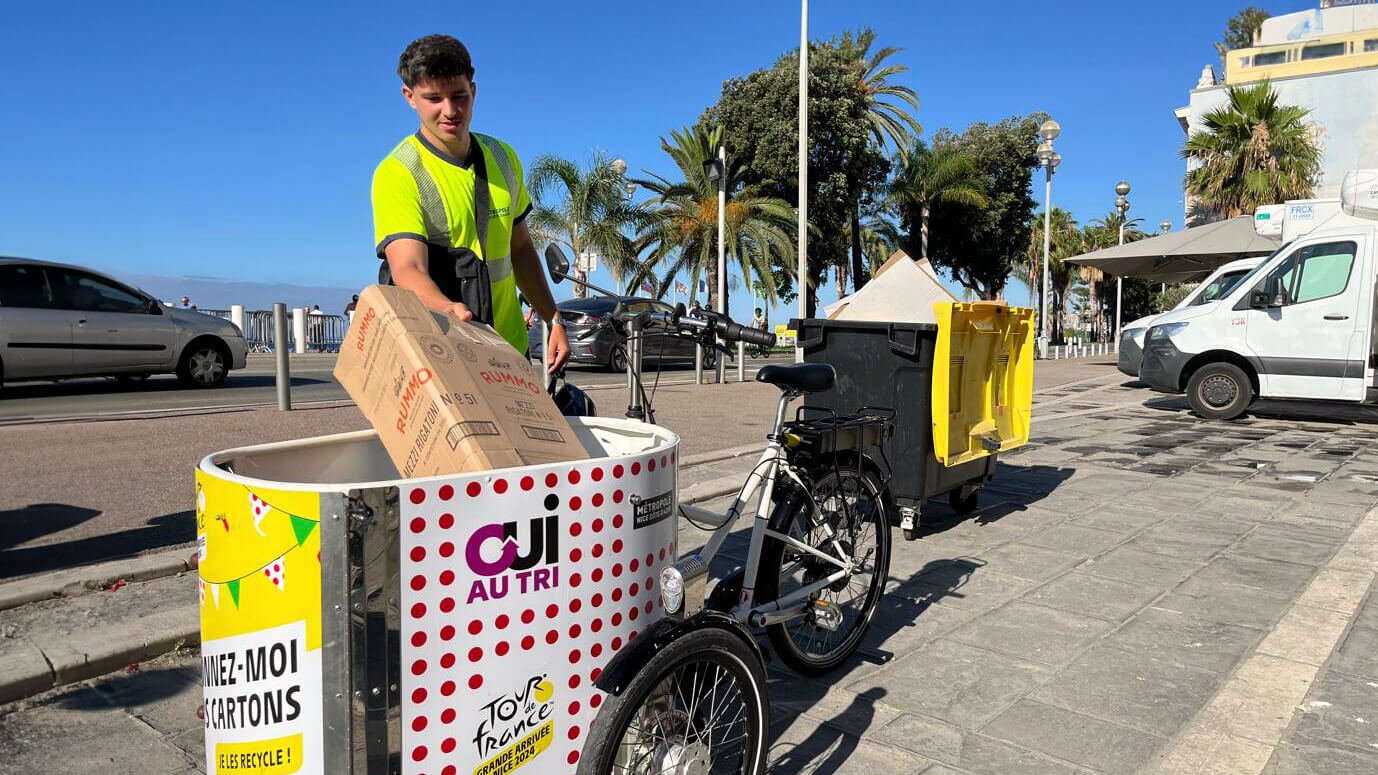 Un triporteur NIHOLA CARGO XL Propreté sur la Promenade des Anglais à Nice