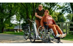 Deux rampes se déplient pour permettre au fauteuil de monter à bord