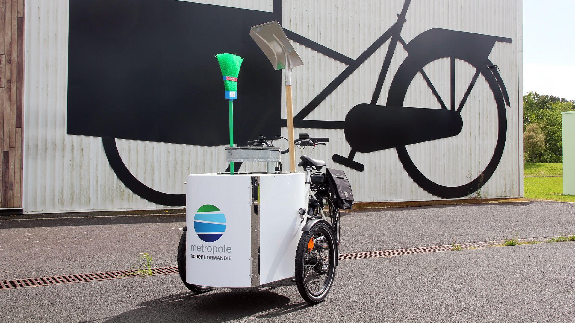 Un triporteur NIHOLA CARGO XL Propreté aux couleurs de Rouen Normandie Métropole