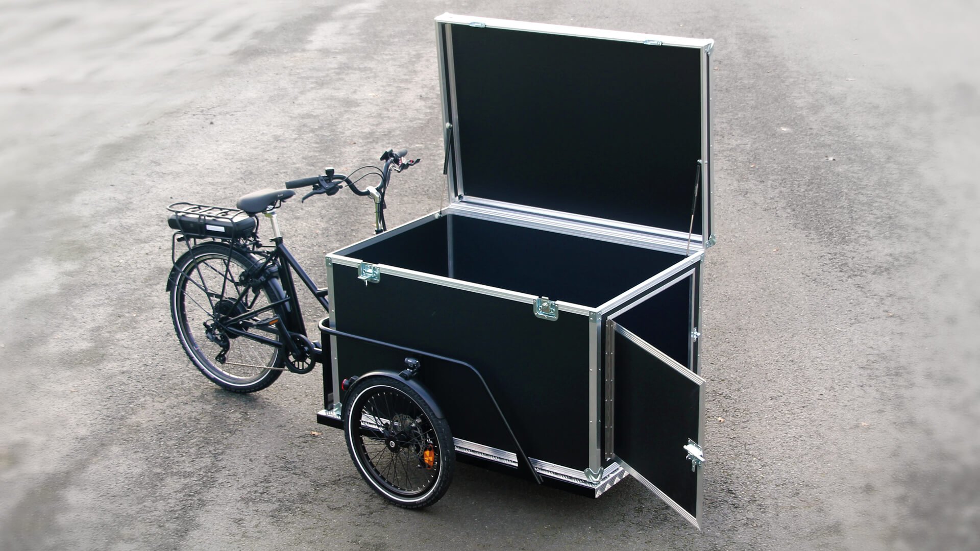 La Flightcase peut s'ouvrir au besoin par l'avant et/ou le dessus