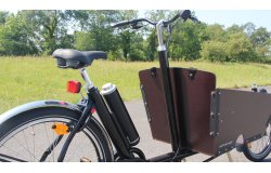 La batterie est fixée contre le tube de selle