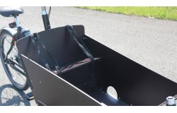 Son banc avec deux ceintures permet d'embarquer 2 enfants à bord !