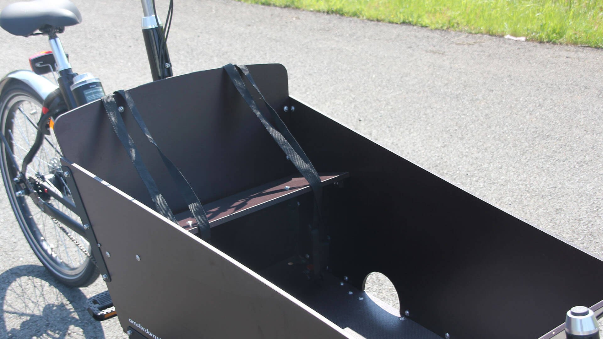 Son banc avec deux ceintures permet d'embarquer 2 enfants à bord !