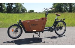 La large béquille stabilise parfaitement le vélo pendant que les enfants grimpent à bord de la caisse 