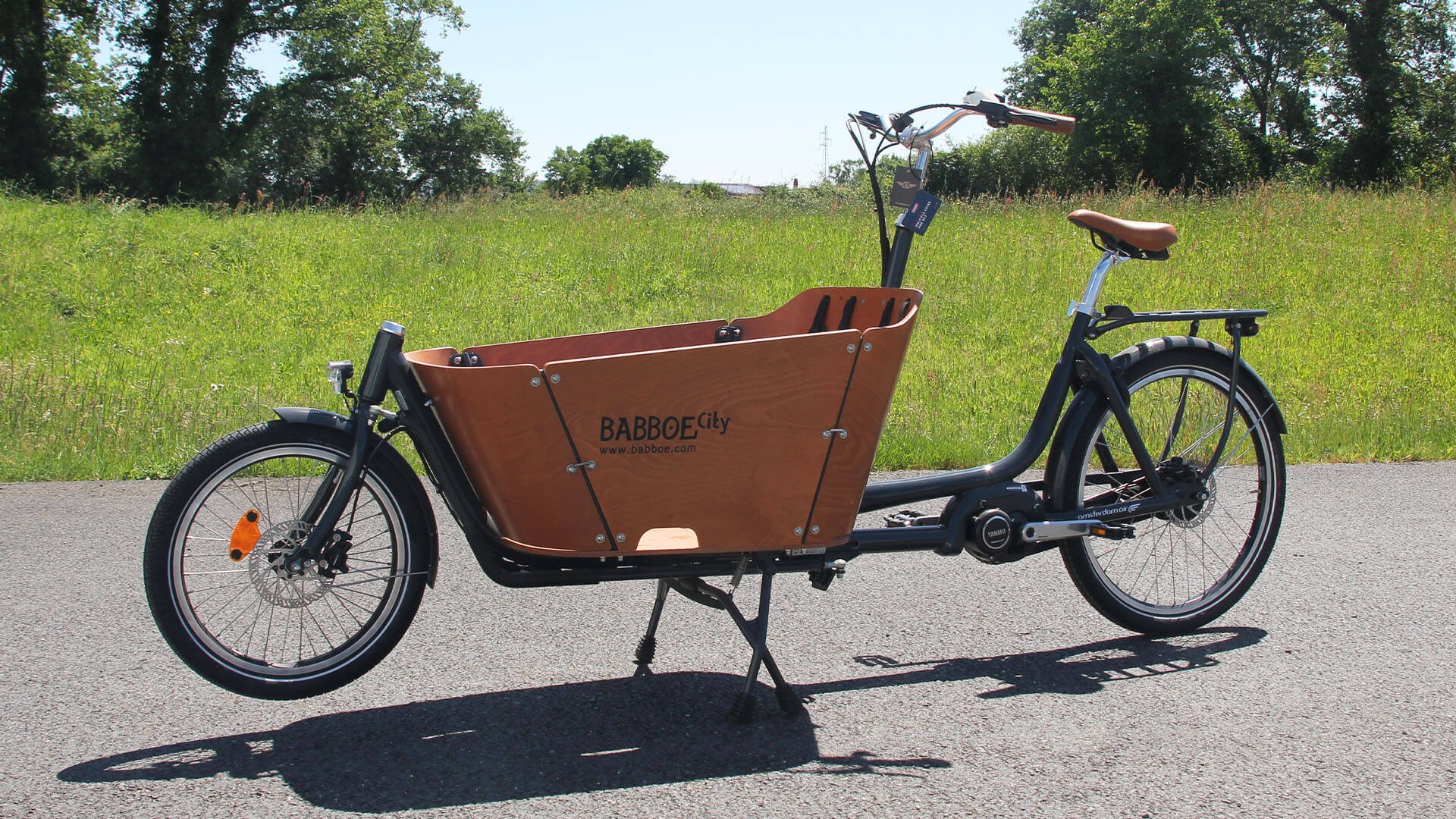 La large béquille stabilise parfaitement le vélo pendant que les enfants grimpent à bord de la caisse 