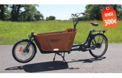 La large béquille stabilise parfaitement le vélo pendant que les enfants grimpent à bord de la caisse 