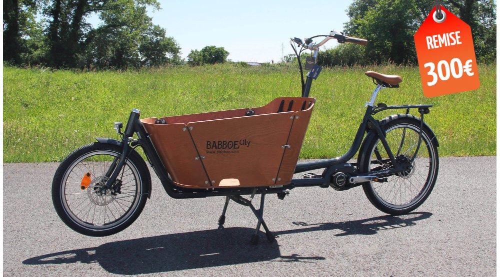 La large béquille stabilise parfaitement le vélo pendant que les enfants grimpent à bord de la caisse 