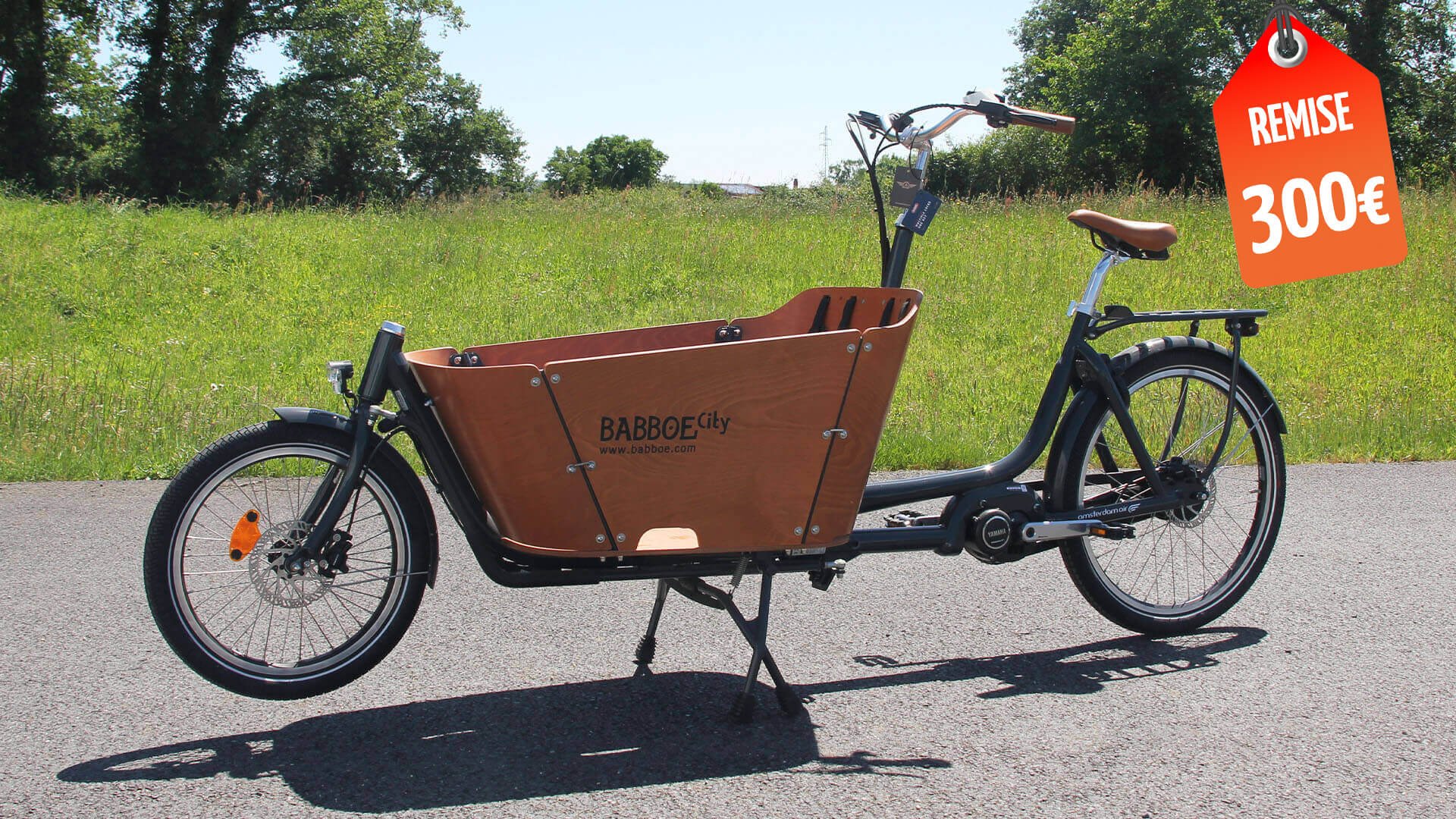 La large béquille stabilise parfaitement le vélo pendant que les enfants grimpent à bord de la caisse 